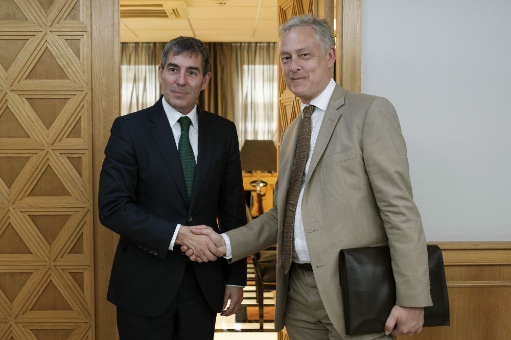 El presidente del Gobierno canario, Fernando Clavijo (i), recibe al embajador británico en España, Simon Manley, esta tarde, en la capital grancanaria.