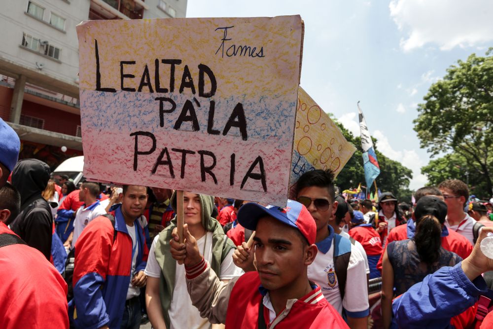 Simpatizantes del chavismo participan en una manifestación hoy, miércoles, en Caracas, para expresar su rechazo a los actos de "terrorismo" que aseguran que impulsa la oposición venezolana.