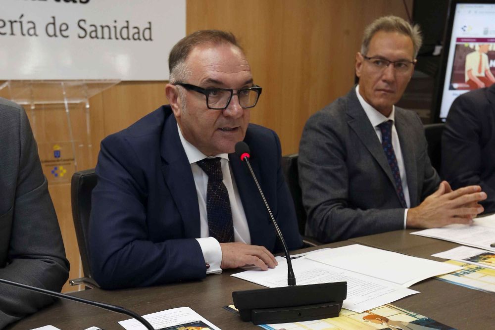 El consejero de Sanidad del Gobierno de Canarias, José Manuel Baltar (i), y el director de Salud Pública.