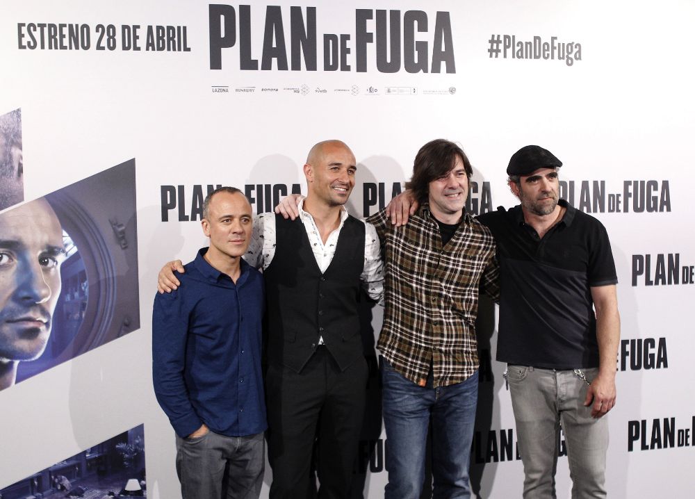 El director de cine Iñaki Dorronsoro (2-d), junto a los actores Javier Gutierrez, Alain Hernández Y Luis Tosar (i-d), durante la presentación en Madrid de "Plan de fuga".