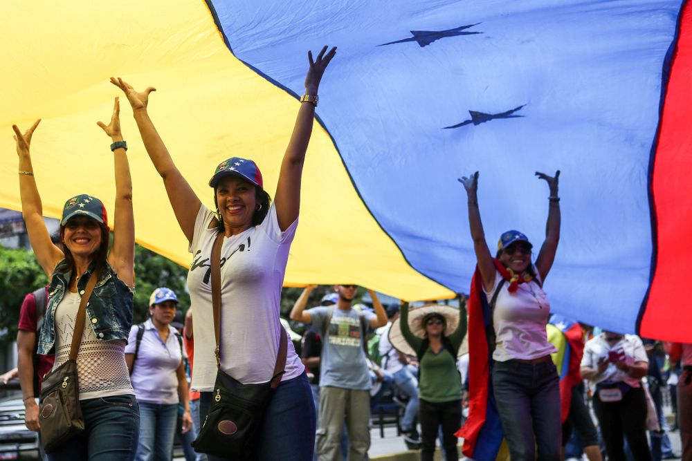 Un grupo de personas participan en una manifestación contra el Gobierno venezolano.
