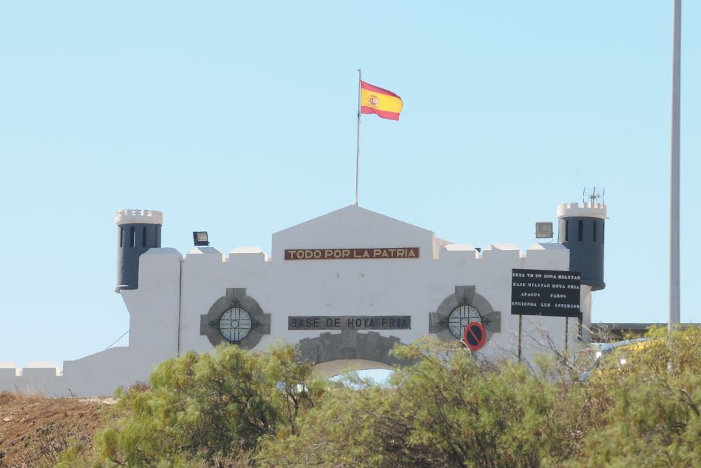 Entrada principal del cuartel, situado en las afueras de la capital tinerfeña.