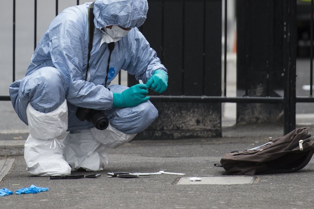 Agentes forenses inspeccionan los objetos pertenecientes a un hombre que ha sido detenido en Westminster, Londres, hoy.