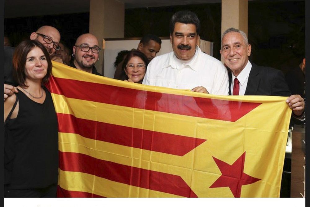 Fotografía del twitter de Itaca, una organización independentista catalana, que muestra al presidente de Venezuela, Nicolás Maduro, fotografiado esta semana en Caracas con una "estelada".