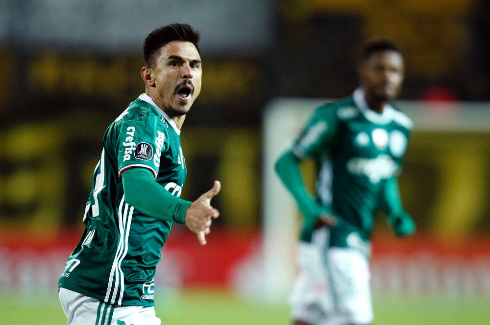 Willian (i) de Palmeiras celebra el gol ante Peñarol.