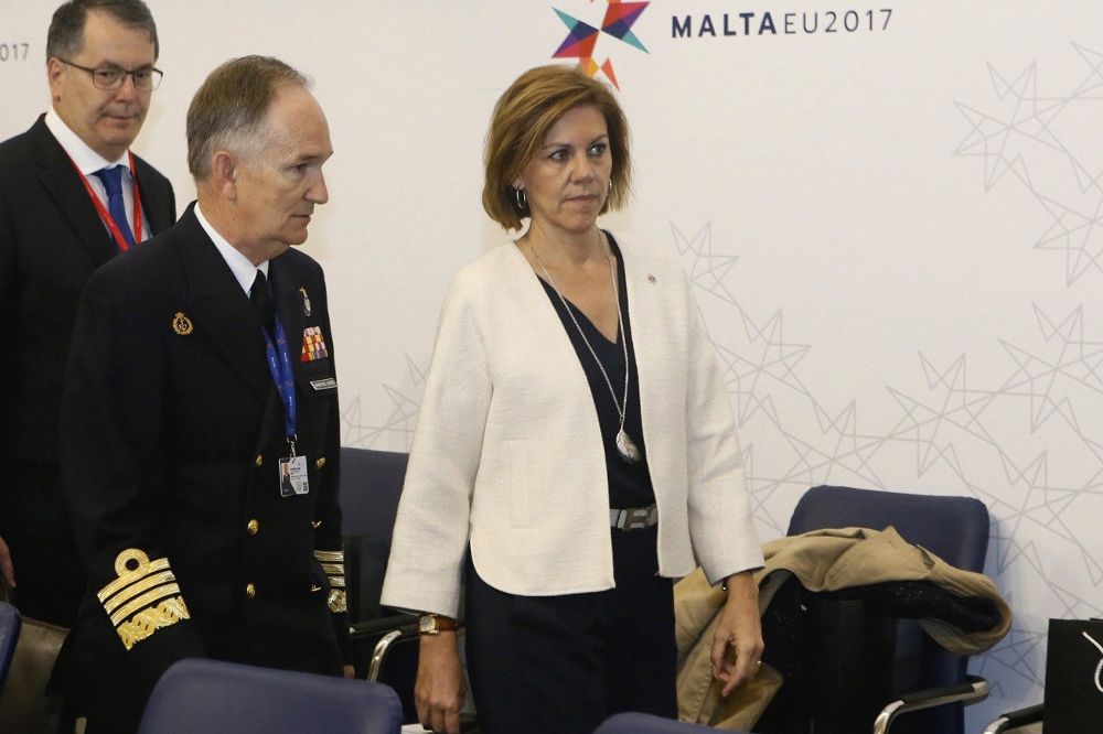 Fotografía facilitada por el Ministerio de Defensa de la ministra María Dolores de Cospedal (d), durante la reunión informal de ministros de Defensa de la Unión Europea.