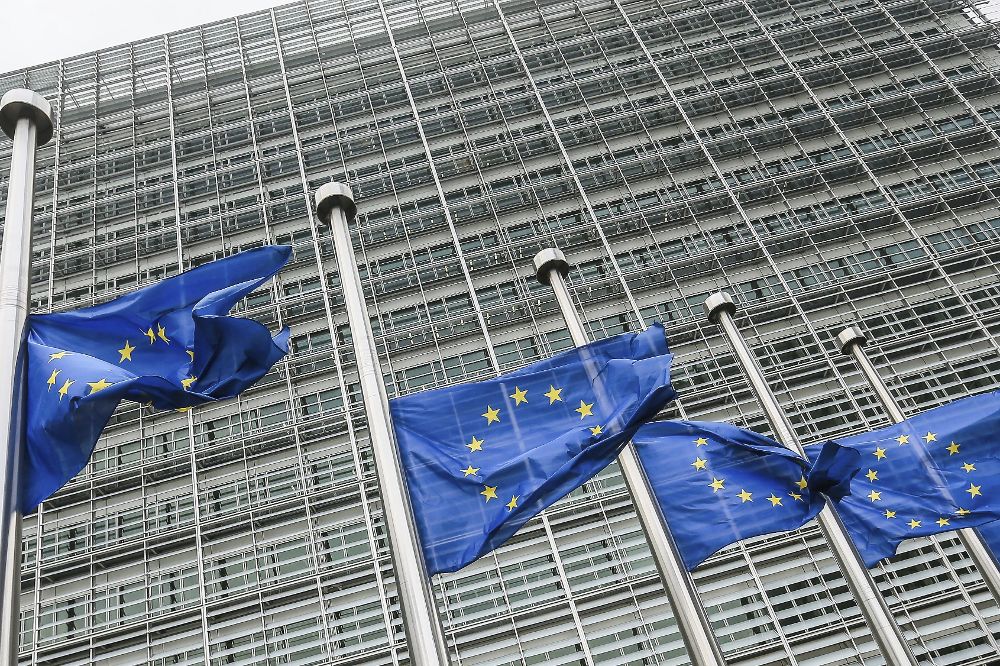 Banderas de la Unión Europea ondean a media asta por las víctimas de un atentado yihadista.