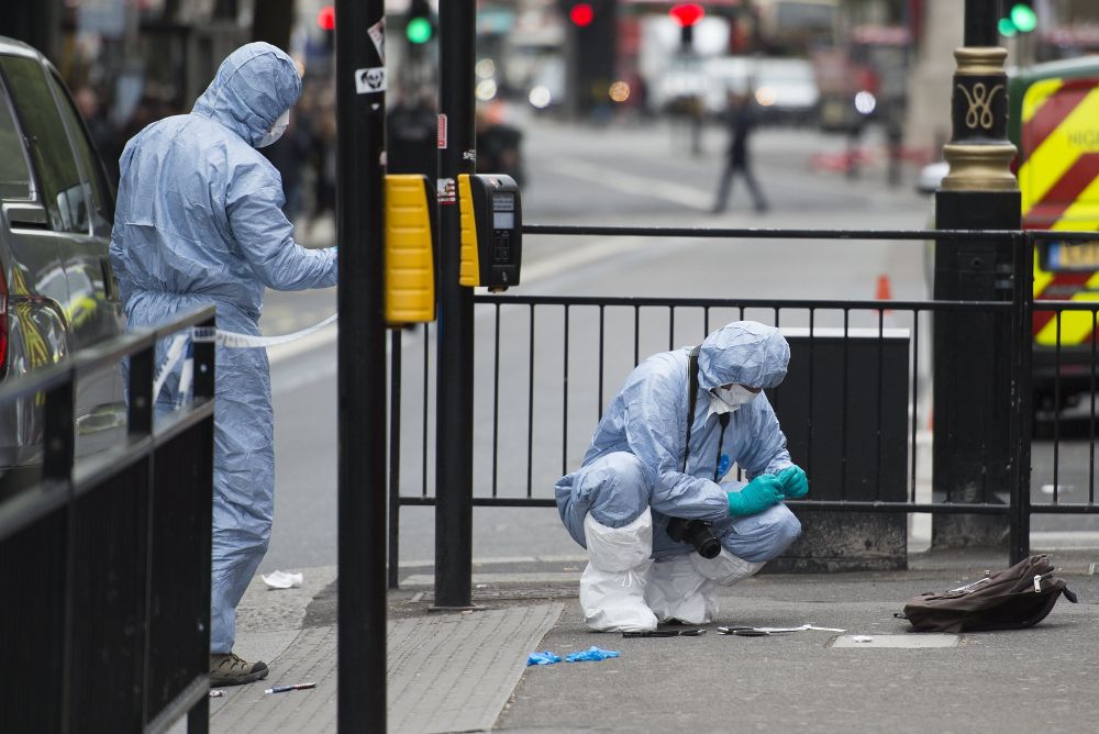 Agentes forenses inspeccionan los objetos pertenecientes a un hombre que ha sido detenido en Westminster, Londres, Reino Unido, ayer, 27 de abril de 2017. 