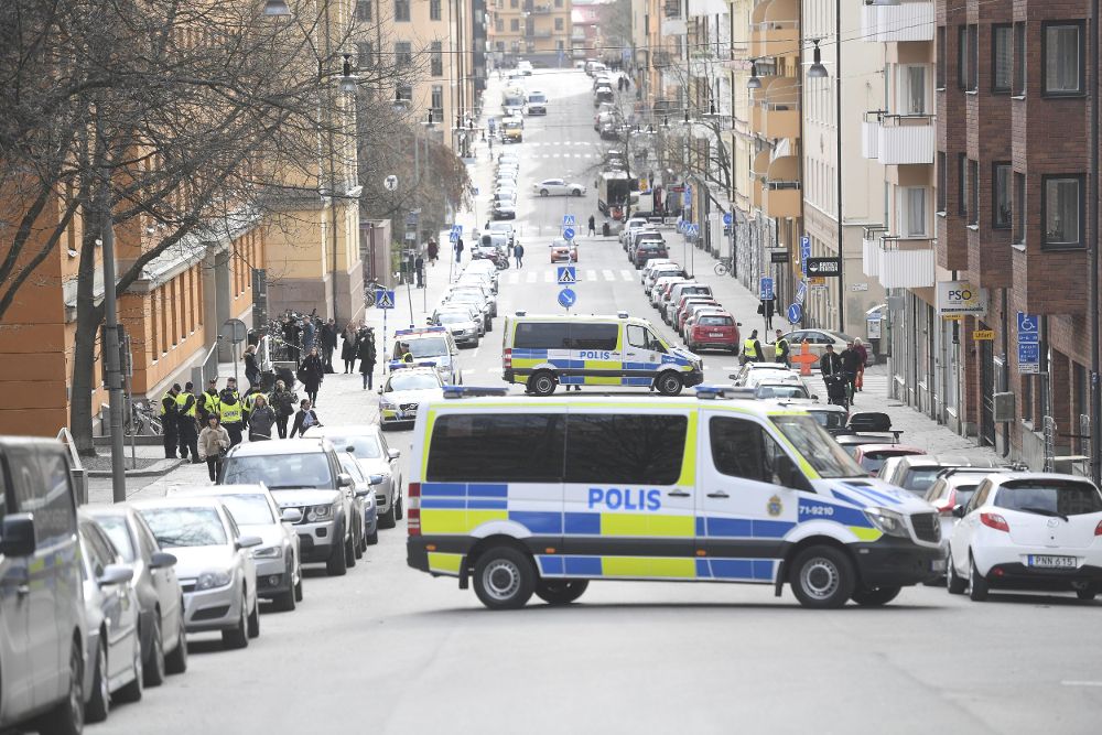Vehículos policiales bloquean la calle del tribunal de la capital sueca antes de una sesión del ciudadano uzbeko de 39 años detenido como supuesto autor del atentado del viernes con un camión en el centro de Estocolmo, en Suecia, el 11 de abril de 2017. 