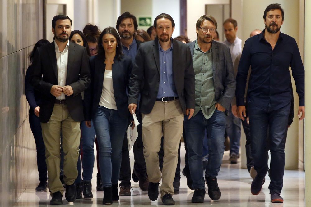 El líder de Podemos, Pablo Iglesias,c., poco antes de la rueda de prensa que ofreció ayer en el Congreso.