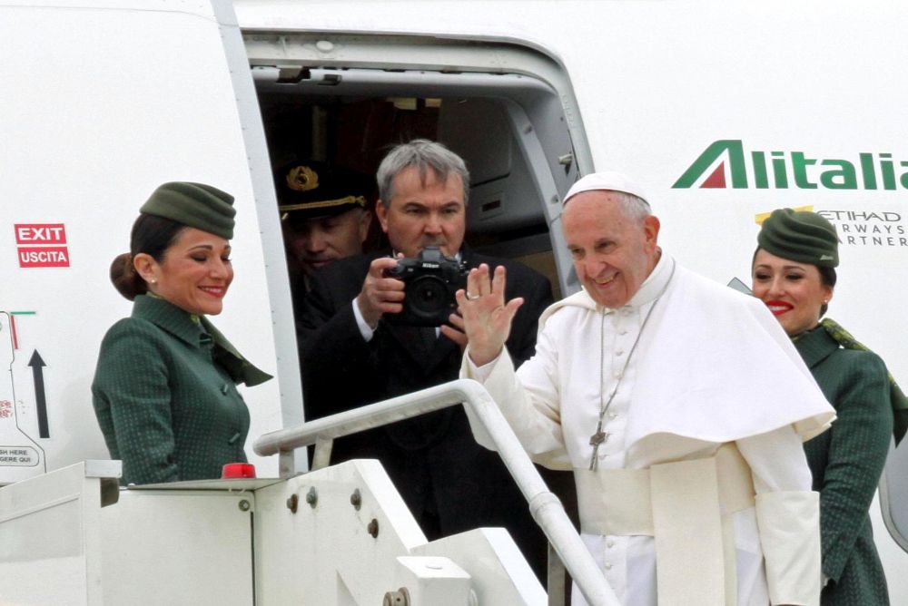 El papa Francisco (c) saluda antes de subir a un avión con destino a Egipto en el Aeropuerto de Fiumicino, en Roma (Italia) hoy, 28 de abril de 2017.
