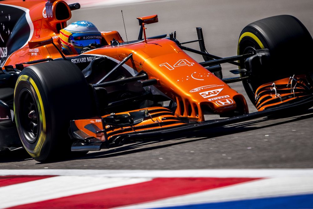 El piloto español de Fórmula Uno Fernando Alonso, de McLaren, participa en los entrenamientos del Gran Premio de Rusia .