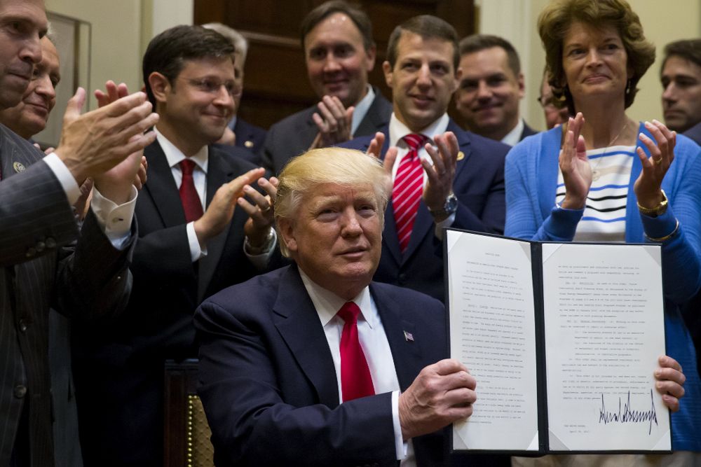 El presidente estadounidense Donald Trump firma una orden ejecutiva que revisará las prohibiciones para explotaciones petroleras en las costas del país, hoy, viernes 28.