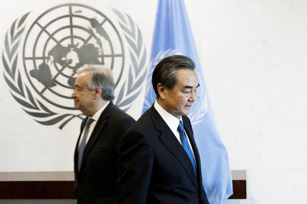 El secretario general de la ONU, António Guterres (i), y el ministro chino de Exteriores, Wang Yi (d), al inicio de una reunión del Consejo de Seguridad de la ONU sobre la proliferación de armas nucleares en Corea del Norte.