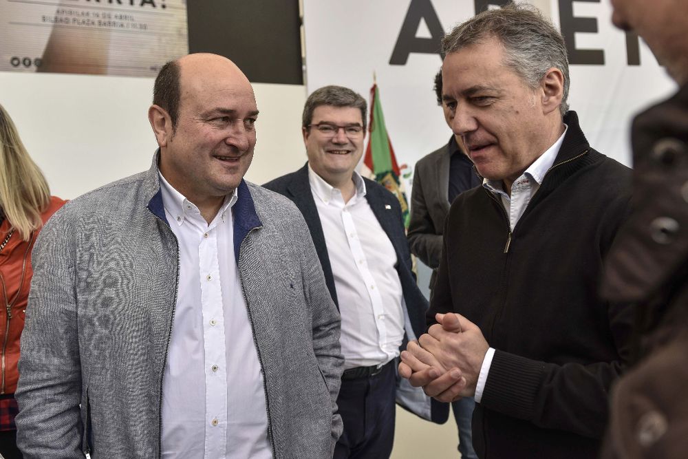 El lehendakari vasco ,Iñigo Urkullu (d) conversa con el presidente del Partido Nacionalista Vasco (PNV), Andoni Ortuzar.