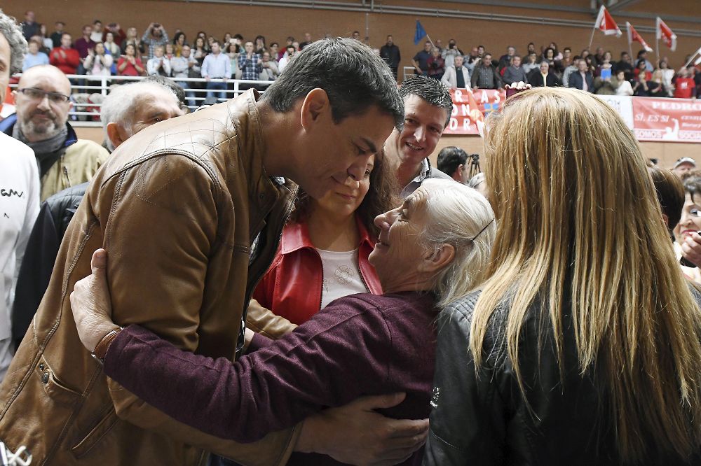 El candidato a la Secretaría General del PSOE Pedro Sánchez (i) saluda a una simpatizante durante un acto celebrado hoy en León, dentro de la campaña para las primarias del partido.