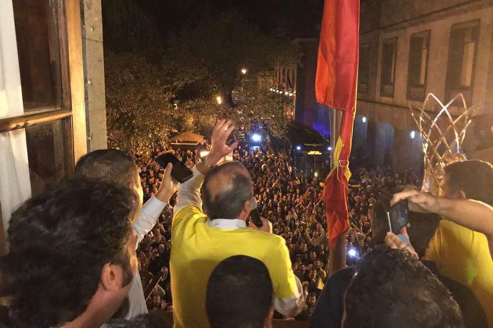 Txus Vidorreta se dirige a la multitud desde el balcón del Ayuntamiento lagunero.