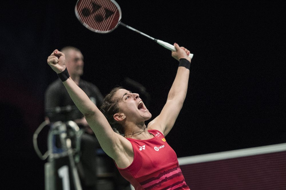 Carolina Marín celebra su victoria ante la escocesa Kirsty Gilmour en la final de los Europeos individuales de bádminton celebrados en Kolding (Dinamarca).
