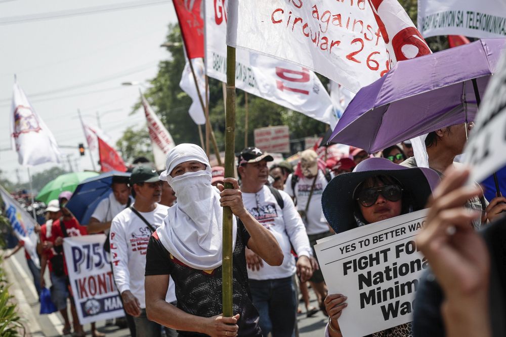 Activistas participan en una manifestación por el Primero de Mayo en Manila (Filipinas) hoy, 1 de mayo de 2017.