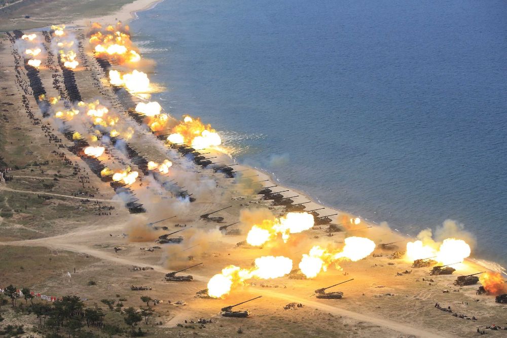 La artillería pesada abriendo fuego durante una demostración del Ejército Popular de Corea durante la celebración del su 85 aniversario, en Corea del Norte. 