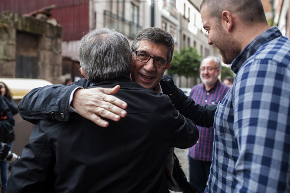 El candidato a las primarias del PSOE Patxi López, saluda a un simpatizante.