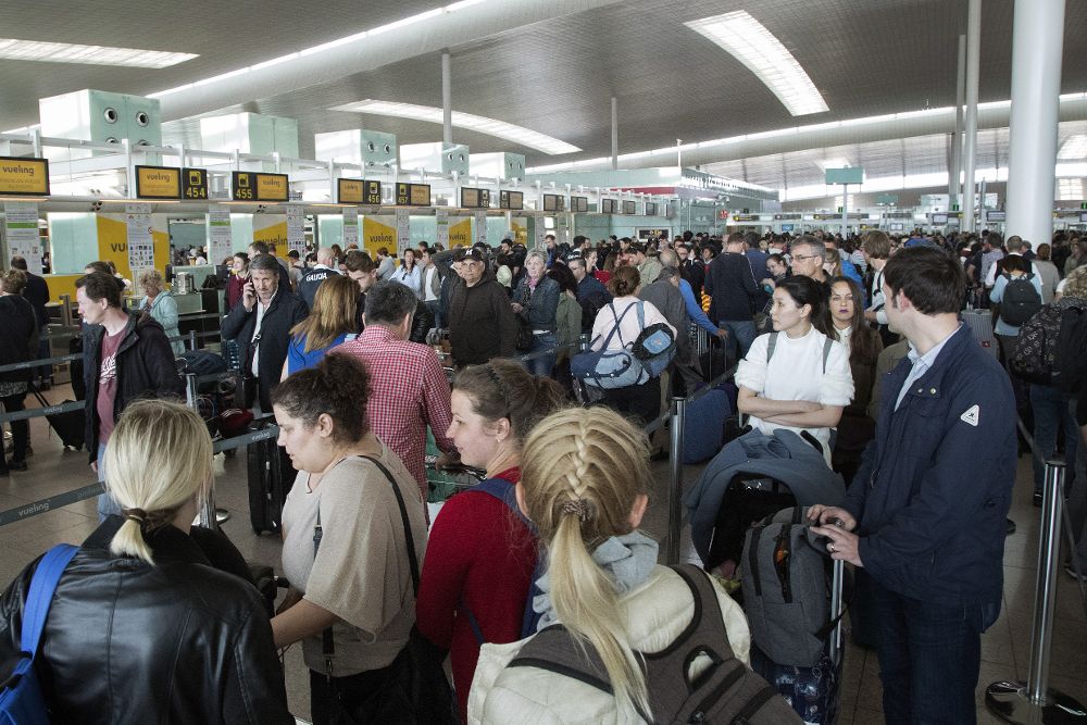 Largas colas de gente hoy en el aeropuerto de El Prat-Barcelona. 