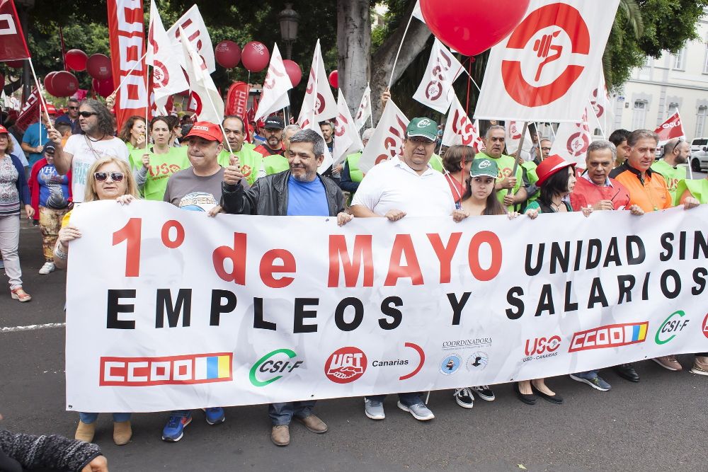 Manifestación convocada por los sindicatos CCOO, UGT, Cobas, FSOC, CUO, USO Canarias y CSIF en Santa Cruz de Tenerife con motivo del primero de Mayo y bajo el lema "Por empleos y salarios dignos". "
