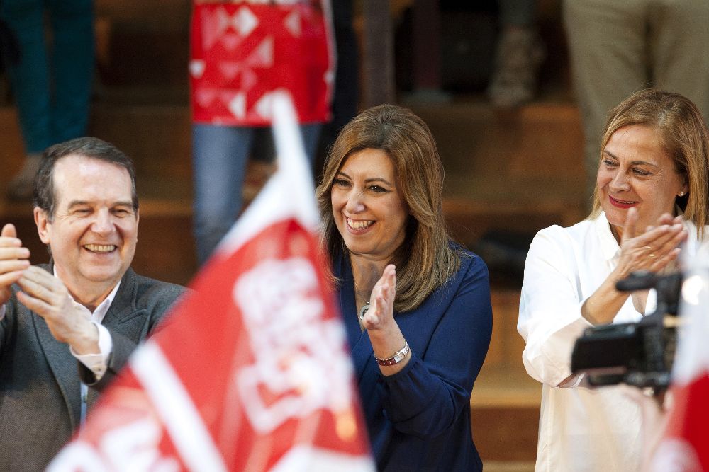 La candidata a la secretaría general del PSOE, Susana Díaz (c), durante su intervención en el acto que, bajo el lema "Vigo con Susana".