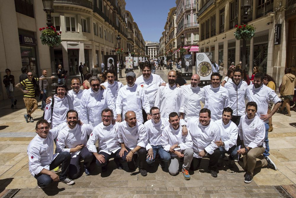 Una veintena de cocineros galardonados con estrella Michelín posan en la céntrica calle Larios, de Málaga, con motivo de la presentación oficial de la IV edición del Málaga Gastronomy Festival (MGF17).