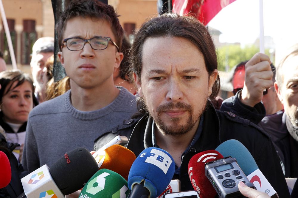 El secretario general de Podemos, Pablo Iglesias (d), acompañado por el diputado de la formación morada, Íñigo Errejón (i).