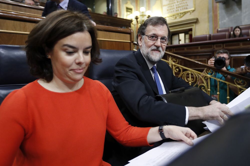 El presidente del Gobierno, Mariano Rajoy, y la vicepresidenta, Soraya Saénz de Santamaría.