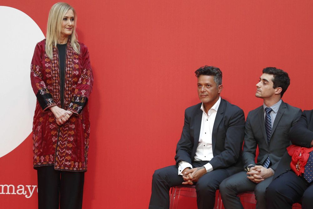 La presidenta regional Cristina Cifuentes junto al patinador Javier Fernández y el cantante Alejandro Sanz (c) momentos antes de hacerles entrega de la Medalla de Oro de la Comunidad de Madrid.