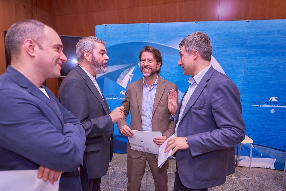 El director insular de Cultura, José Luis Rivero (d), con el presidente del Cabildo, el director artístico de la OBdT y el director invitado.