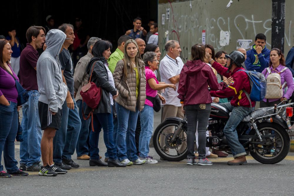 Manifestantes participan en una protesta hoy, 2 de mayo, en Caracas contra la convocatoria de Nicolás Maduro para elegir una Asamblea Nacional Constituyente.
