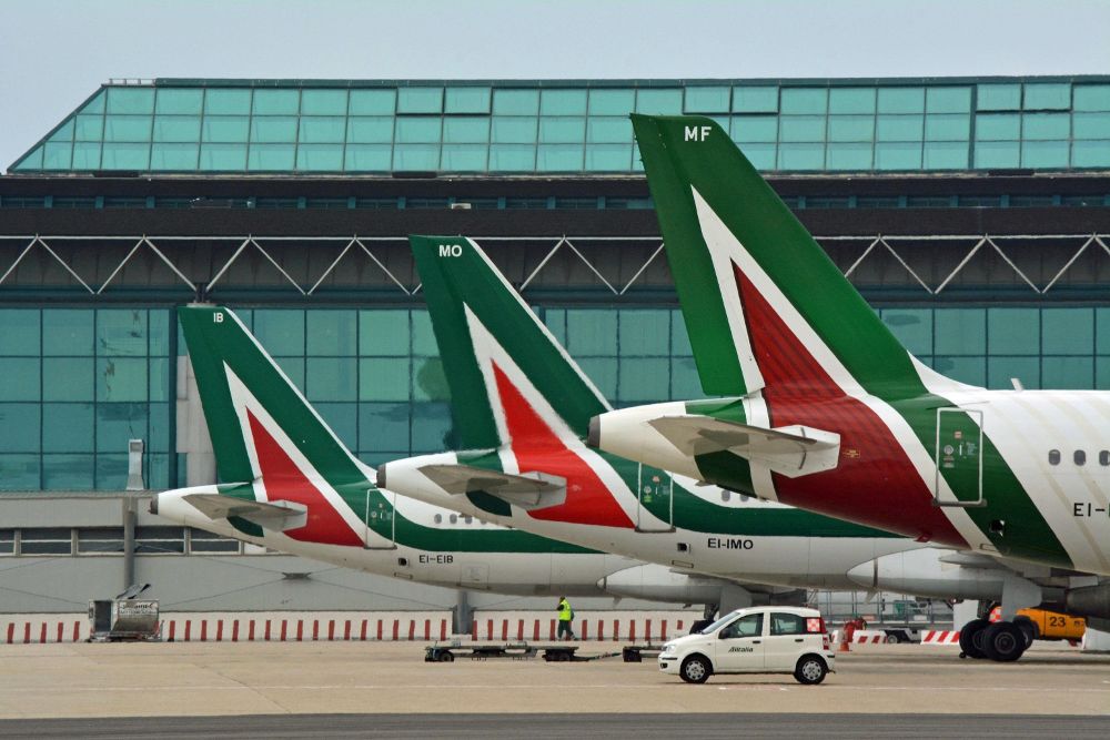 Vista de varios aviones de la compañía Alitalia en el aeropuerto Leonardo da Vinci de Fiumicino, Roma.