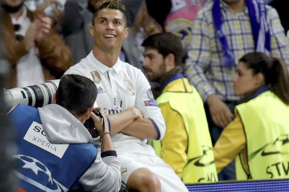 El delantero del Real Madrid Cristiano Ronaldo celebra tras marcar el segundo gol ante el Atlético de Madrid.