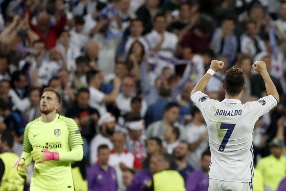 El delantero portugués del Real Madrid Cristiano Ronaldo (d) celebra la victoria al finalizar el partido de ida de las semifinales de la Liga de Campeones que Real Madrid y Atlético de Madrid disputaron.