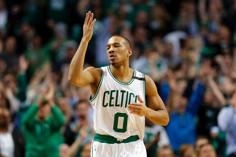 El jugador de los Boston Celtics, Avery Bradley, gesticula tras anotar un triple.