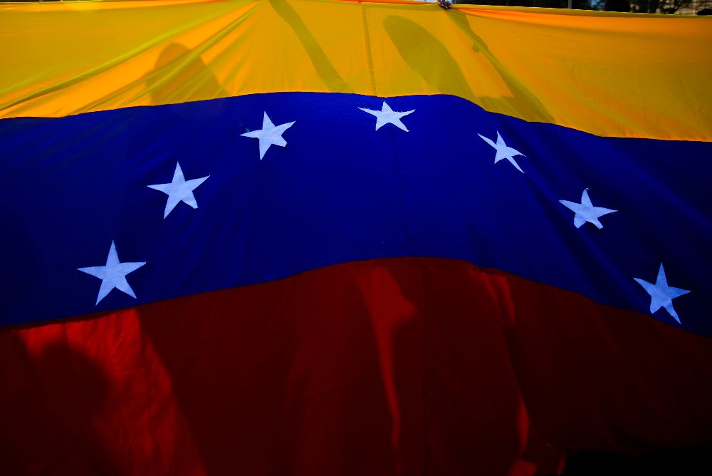 Una bandera venezolana con siete estrellas, que fue el pabellón de ese país hasta una reforma impulsada por el expresidente Hugo Chávez.