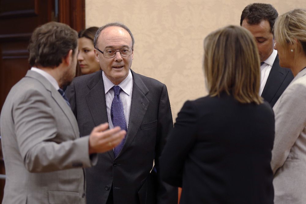 El gobernador del Banco de España, Luis María Linde (2i).