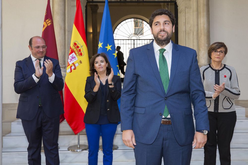 El nuevo presidente de la Región de Murcia, Fernando López Miras (2i).