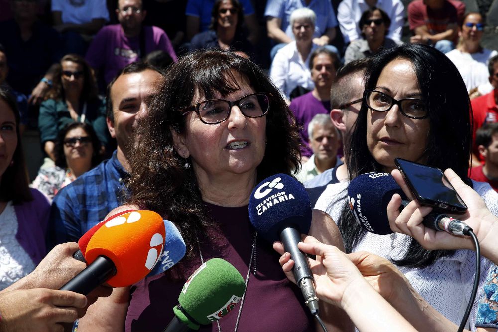 La diputada y secretaria política institucional de Podemos Canarias, Concepción Monzón, atiende a los medios de comunicación durante la presentación de su candidatura.