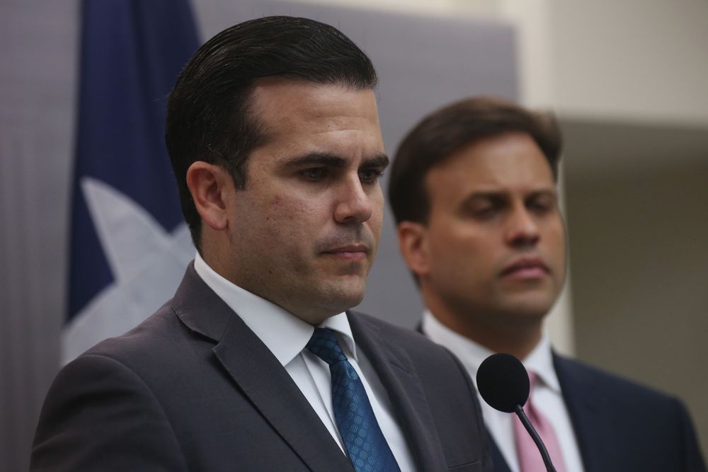 El gobernador de Puerto Rico, Ricardo Rosselló Nevares (i) y el representante ante la Junta de Supervisión Fiscal (JSF), Elías Sánchez (d), se dirigen a los medios de comunicación.