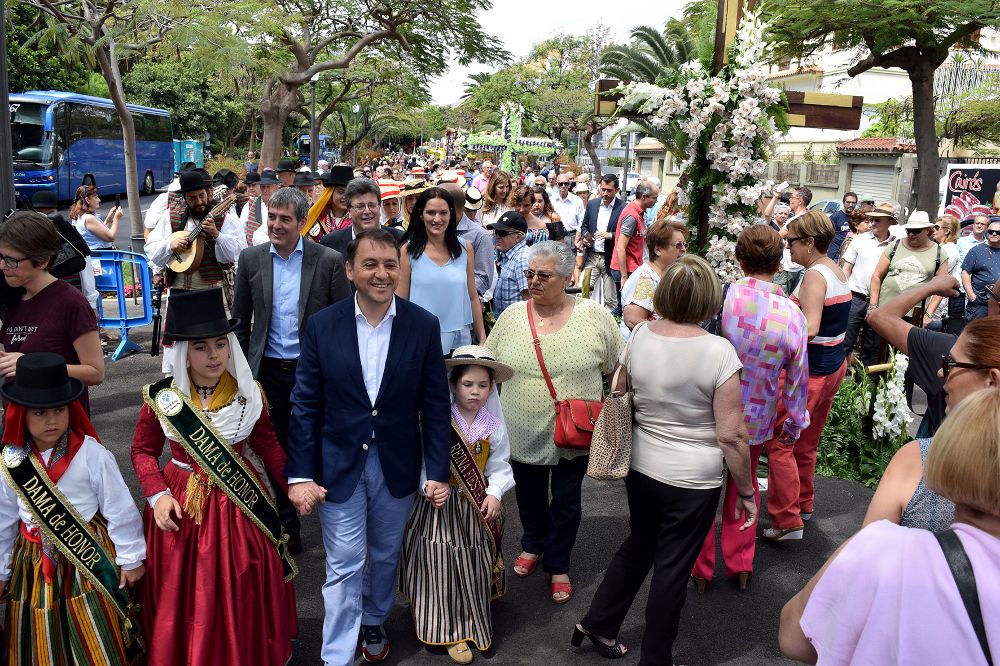 El alcalde de Santa Cruz y, detrás de él, el presidente de Canarias, en compañía de varios concejales, pasean por la Rambla de las Tinajas para ver las cruces de flores.