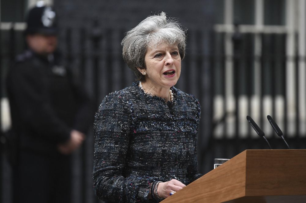 La primera ministra británica, Theresa May, durante una rueda de prensa delante del número 10 de Downing Street, hoy, 3 de mayo.