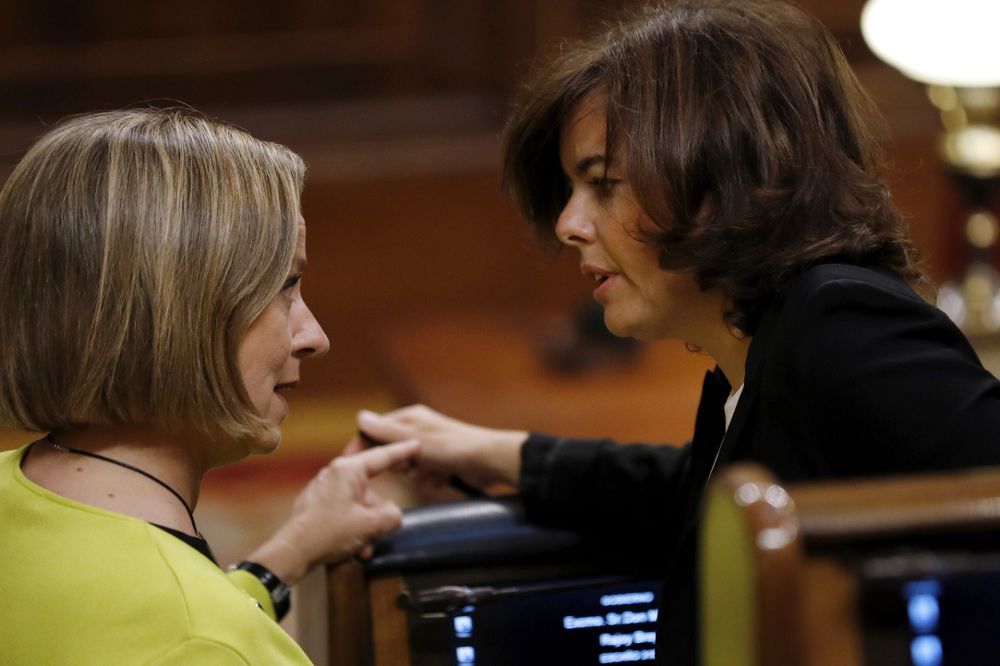 La vicepresidenta del Gobierno, Sorata Saénz de Santamaría (d), conversa con la portavoz parlamentaria de Coalición Canaria, Ana Oramas.