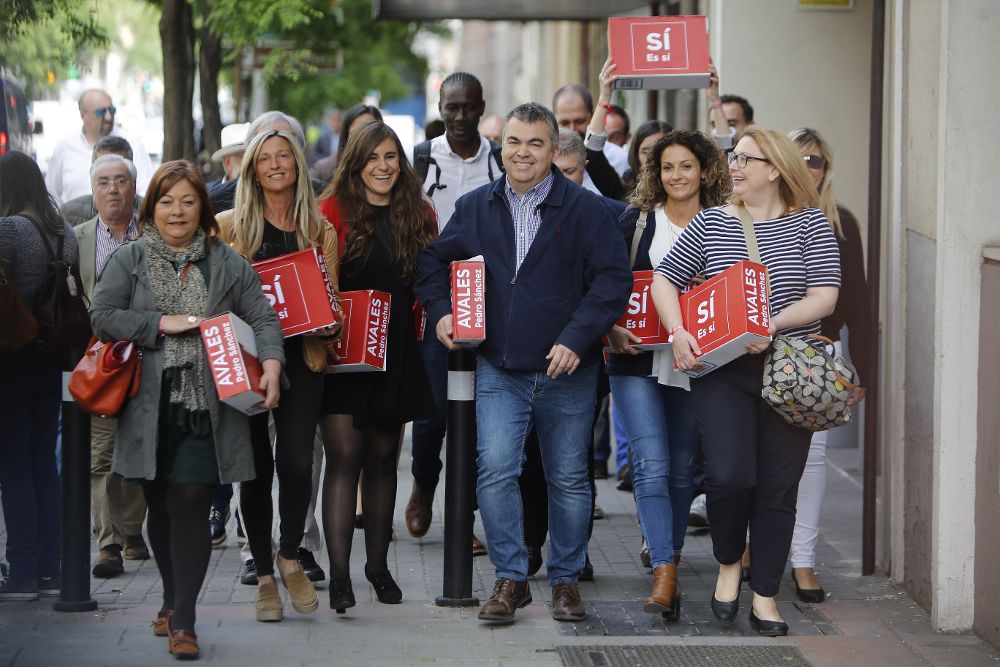 Un grupo de militantes, encabezados por Santos Cerdán (c), en representación del ex secretario general del PSOE Pedro Sánchez ha entregado hoy 57.369 firmas para su candidatura.