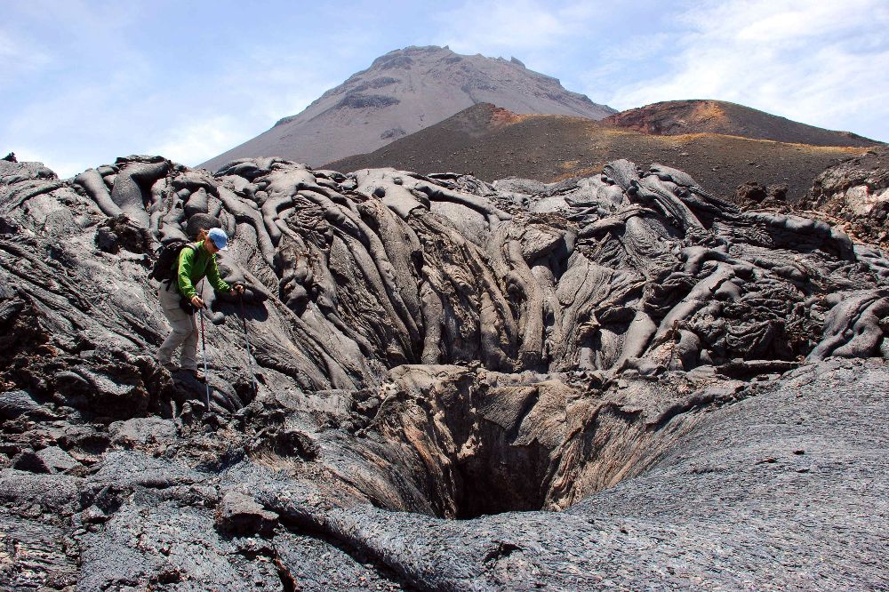 Coladas de lava en el ascenso al volcán de Fogo.