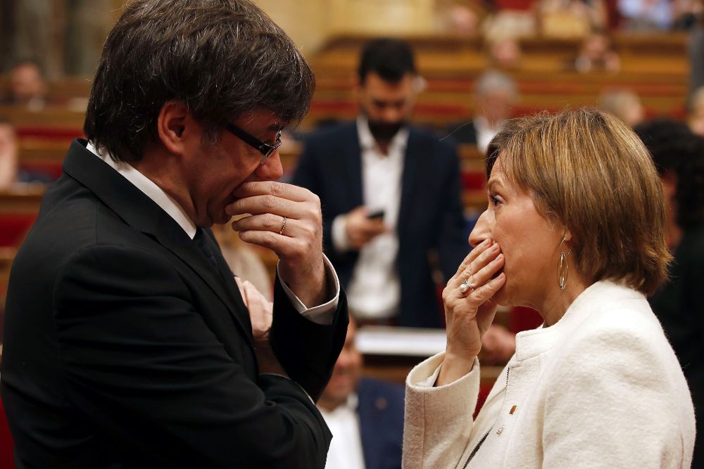 Carles Puigdemont conversa con Carme Forcadell.