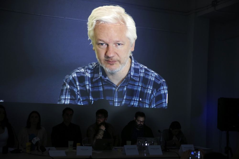 El fundador, editor y portavoz de Wikileaks, Julian Assange, en videoconferencia, durante unas jornadas que Podemos organizó en Madrid contra la evasión fiscal.